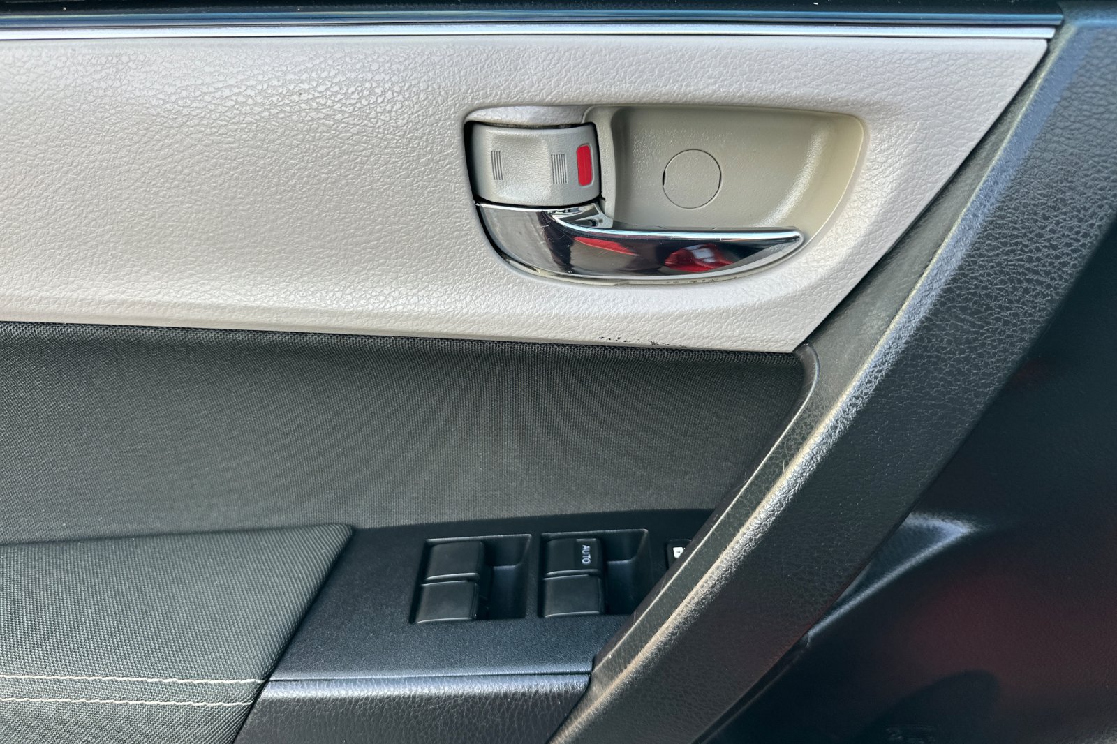 Used 2019 Toyota Corolla LE w/ Carpet Mat Package (TMS) FWD image 11