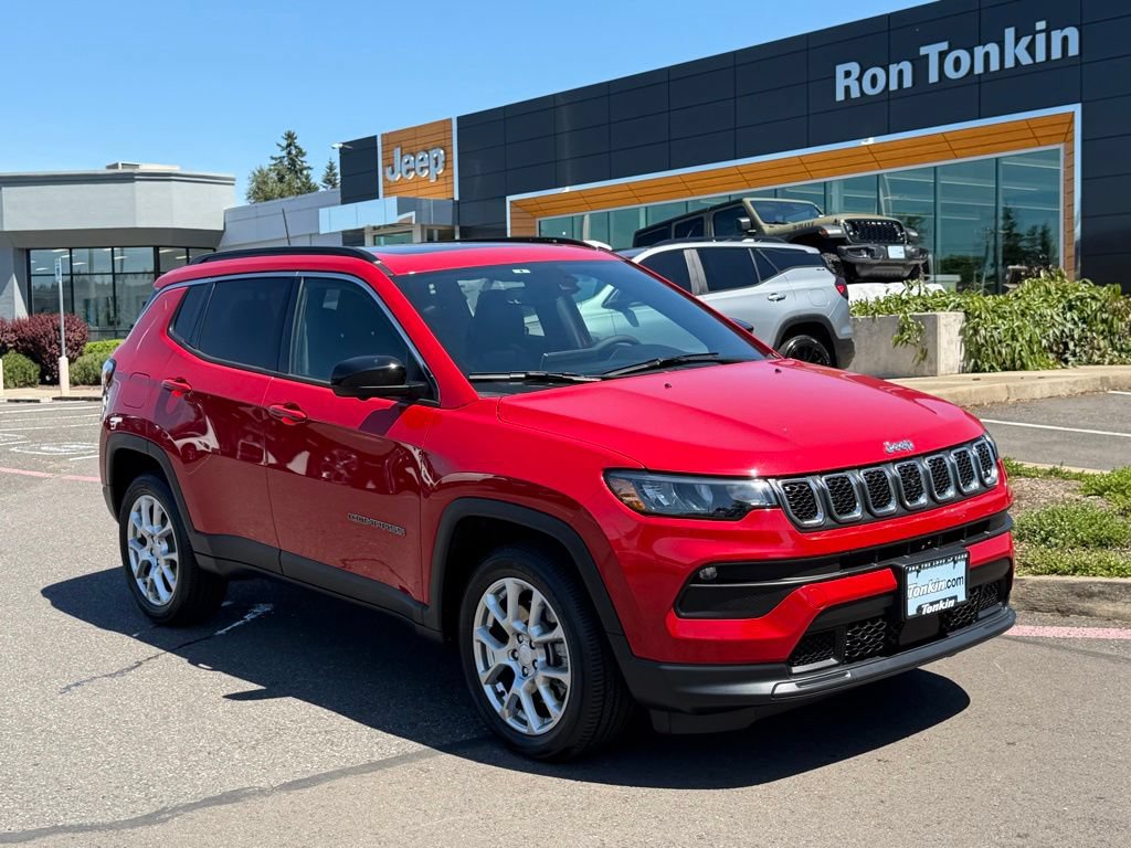 Used 2023 Jeep Compass Latitude w/ Sun and Sound Group AWD/4WD image 2