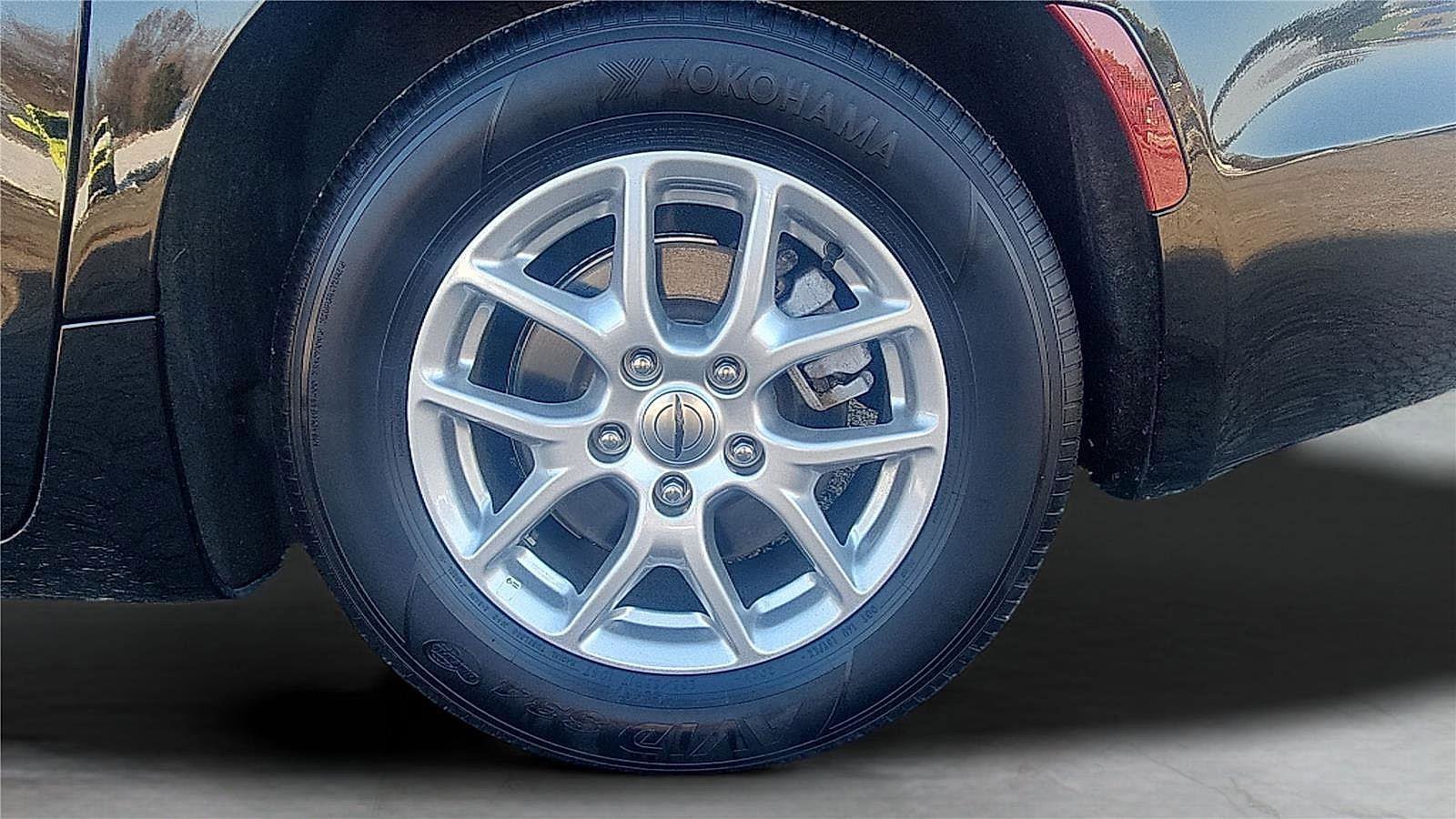 Used 2025 Chrysler Pacifica Select image 29