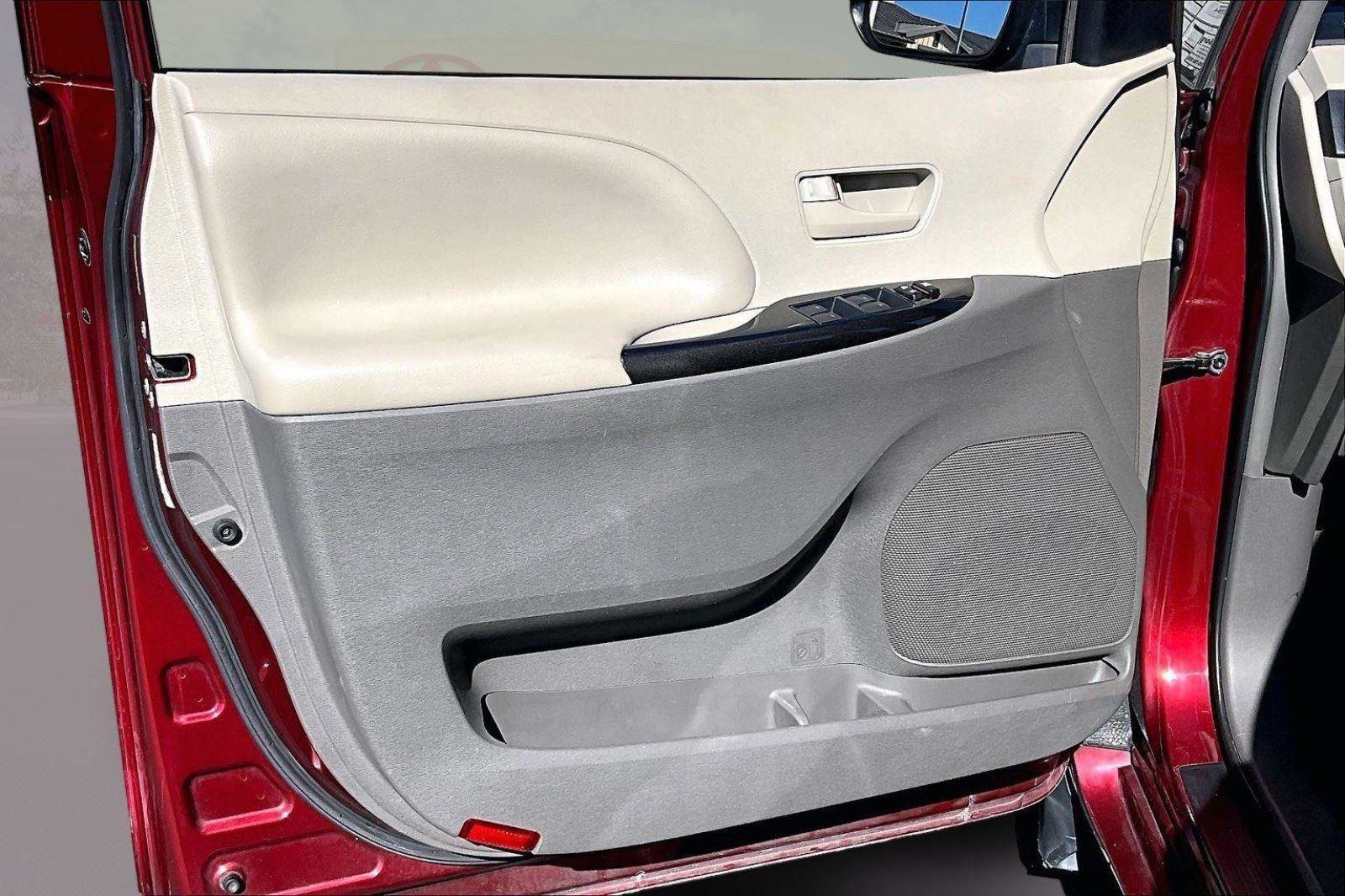 Used 2013 Toyota Sienna LE w/ Towing Pkg image 21