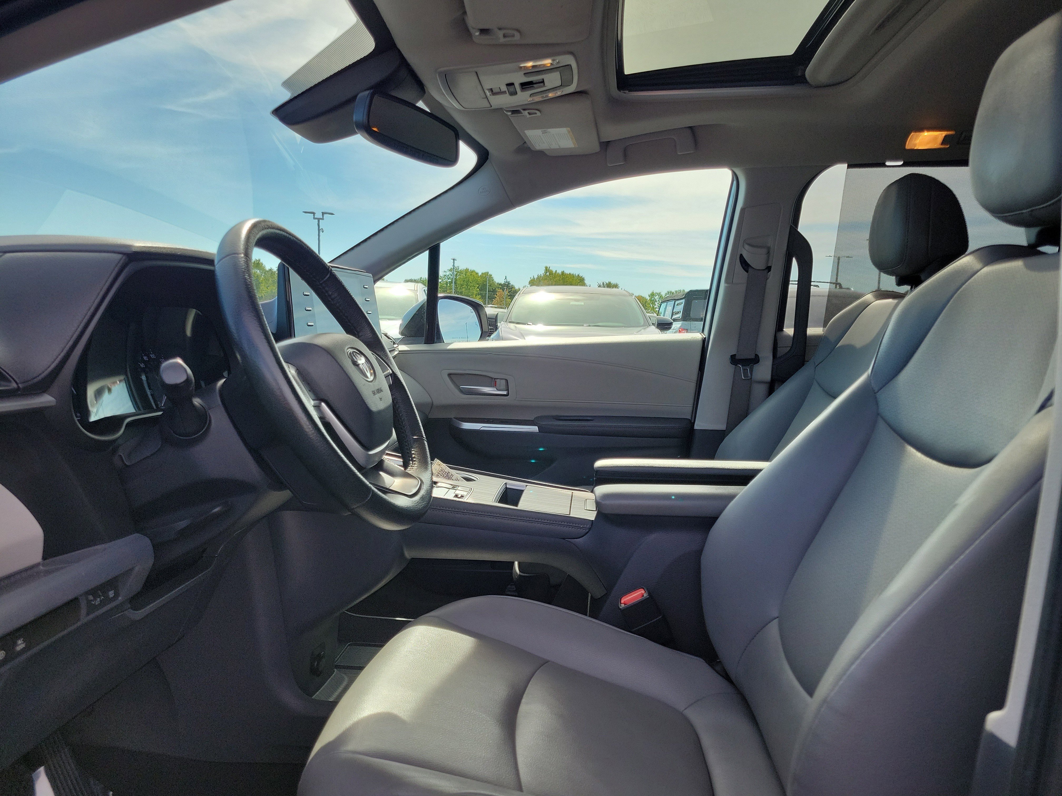 Used 2022 Toyota Sienna XLE w/ XLE Plus Package FWD image 15