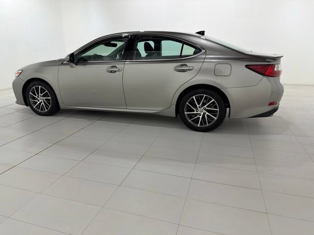 Used 2017 Lexus ES 350 w/ Luxury Package FWD image 2