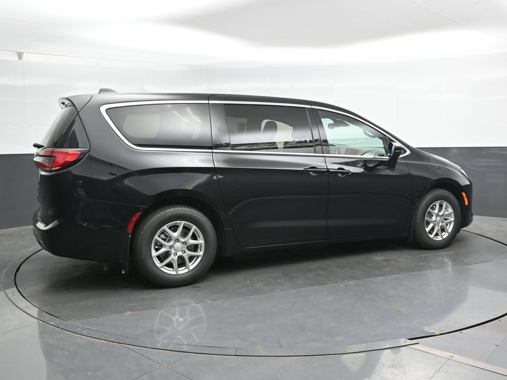 New 2027 Chrysler Pacifica Select FWD video 2