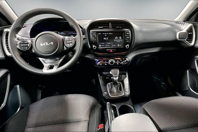 Used 2025 Kia Soul LX w/ LX Technology Package FWD image 8