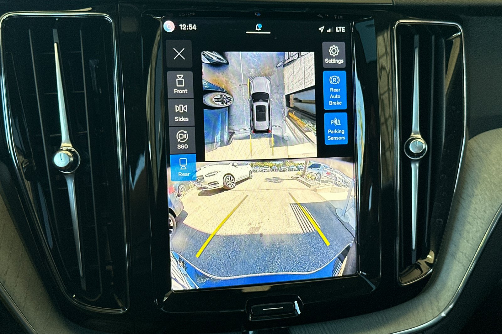 Certified 2025 Volvo XC60 B5 Plus AWD/4WD image 24