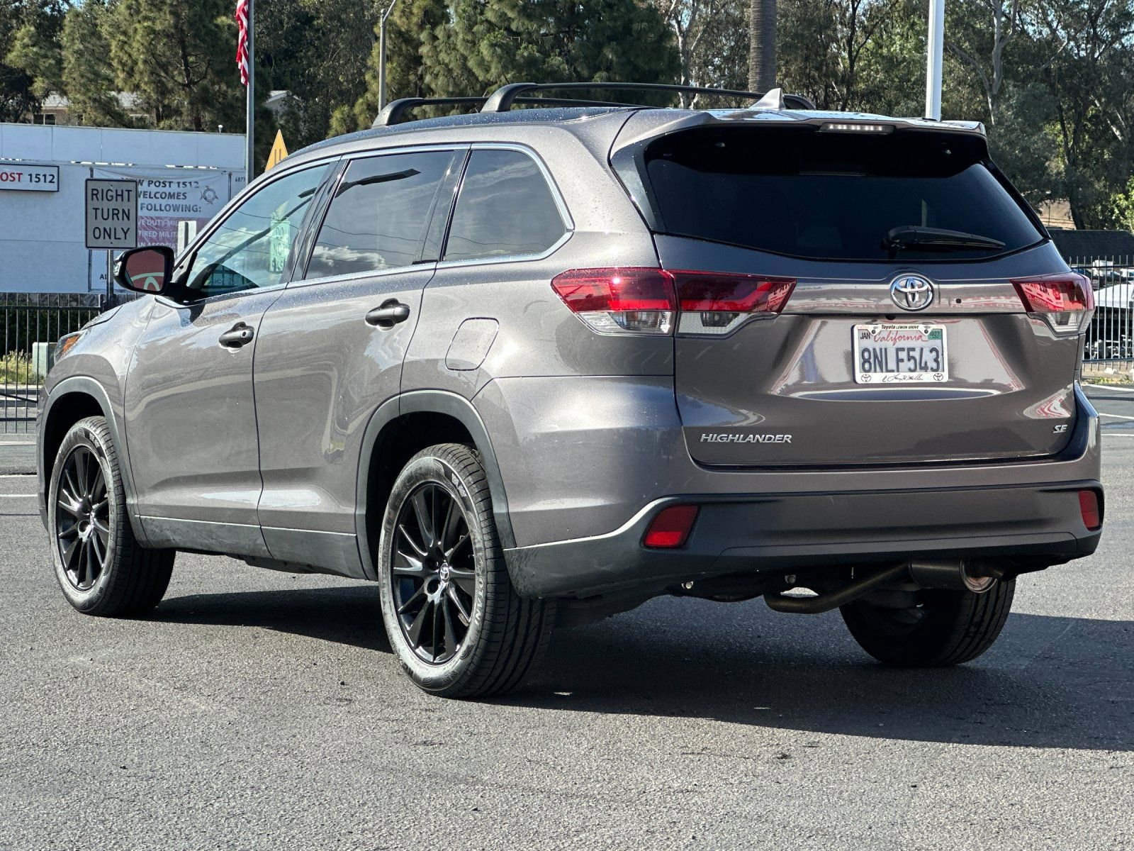 Used 2019 Toyota Highlander SE FWD image 3