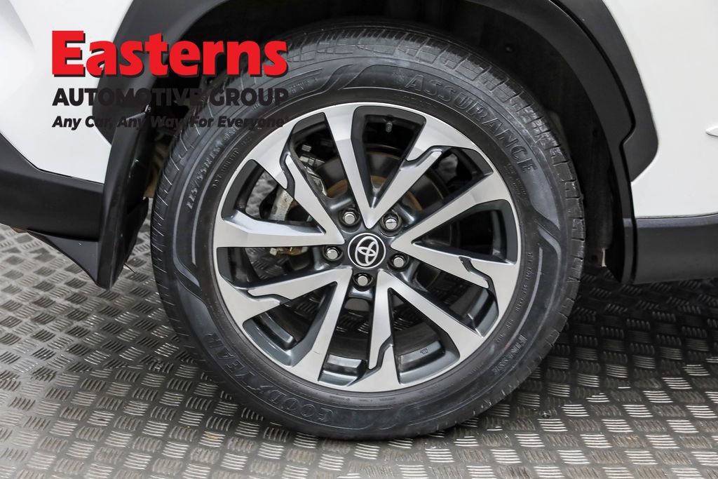 Used 2022 Toyota Corolla Cross XLE w/ Convenience Package image 27