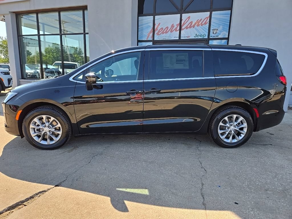 New 2027 Chrysler Pacifica Select w/ Family Tech Group AWD/4WD image 6
