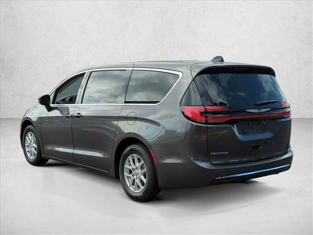 Used 2023 Chrysler Pacifica Touring-L FWD image 7