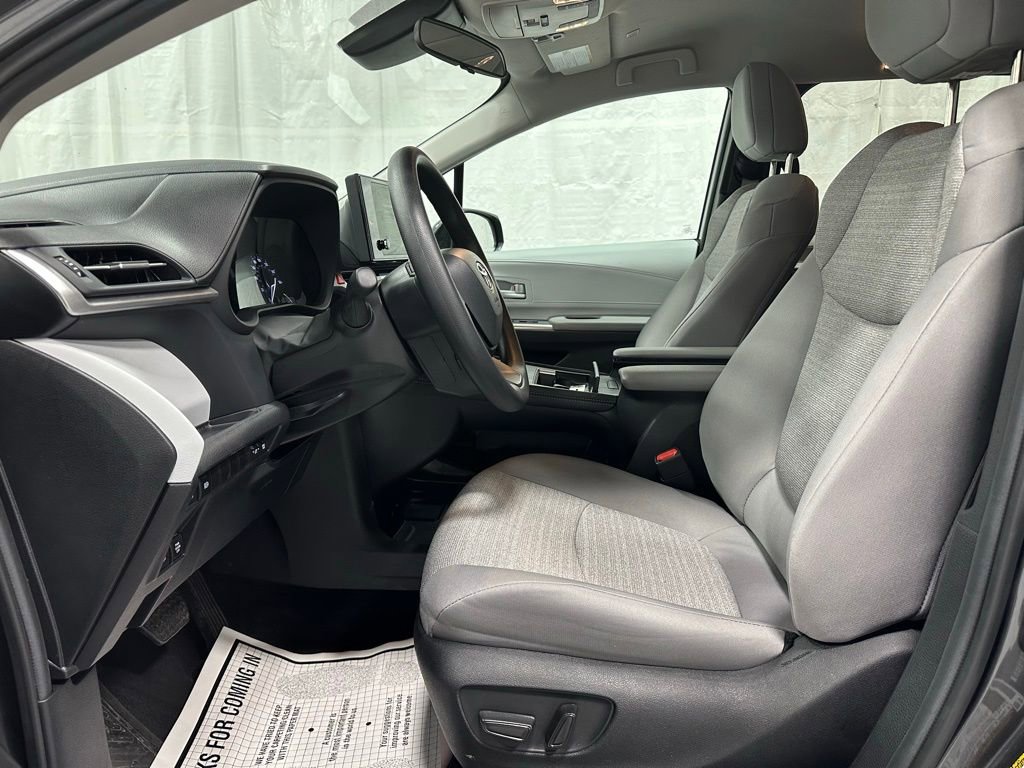 Used 2025 Toyota Sienna LE image 14