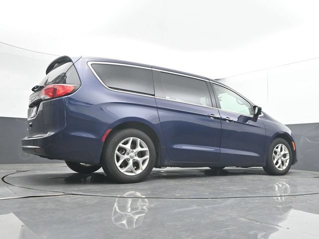 Used 2017 Chrysler Pacifica Touring Plus w/ Tire & Wheel Group FWD image 22