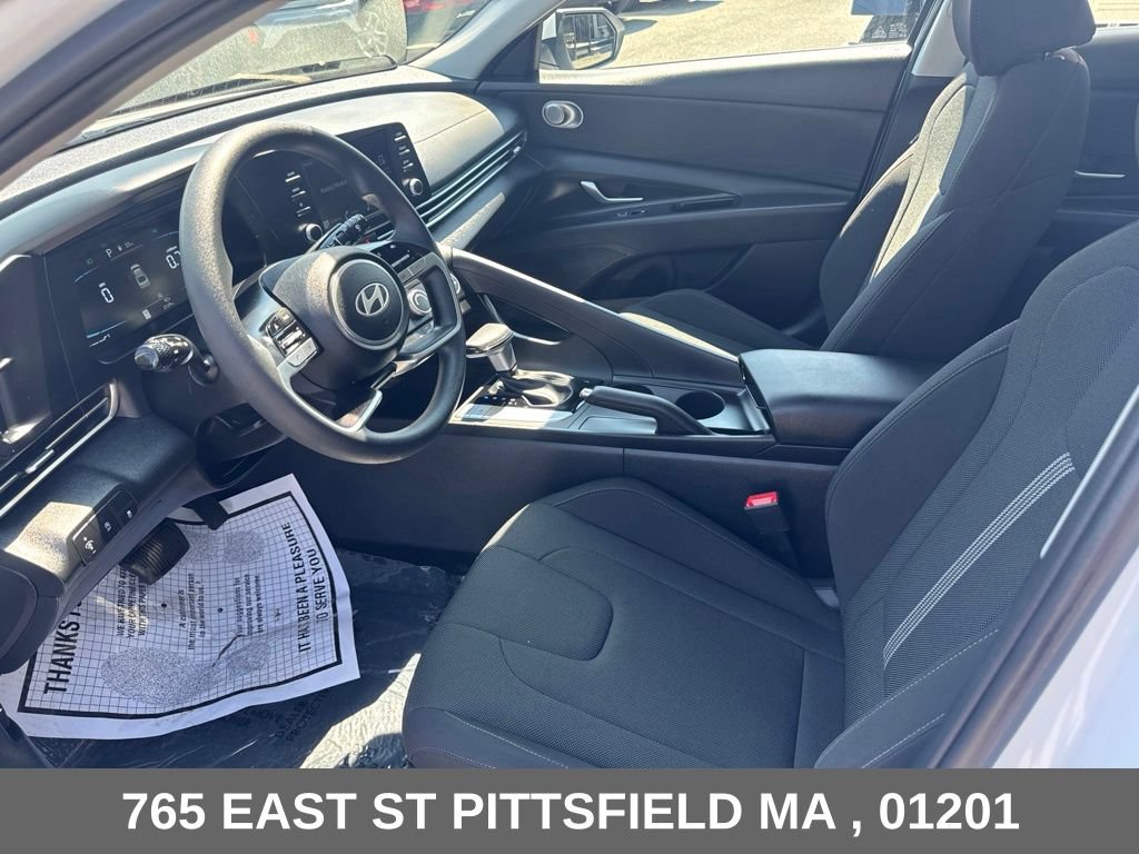 Used 2025 Hyundai Elantra SE FWD image 11