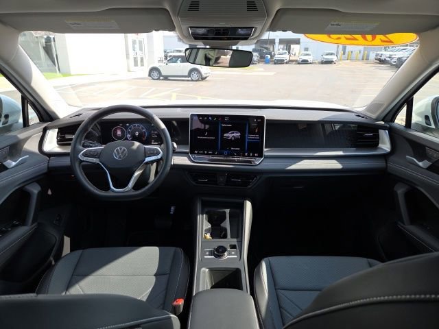 Used 2025 Volkswagen Tiguan SE w/ Panoramic Sunroof Package AWD/4WD image 22