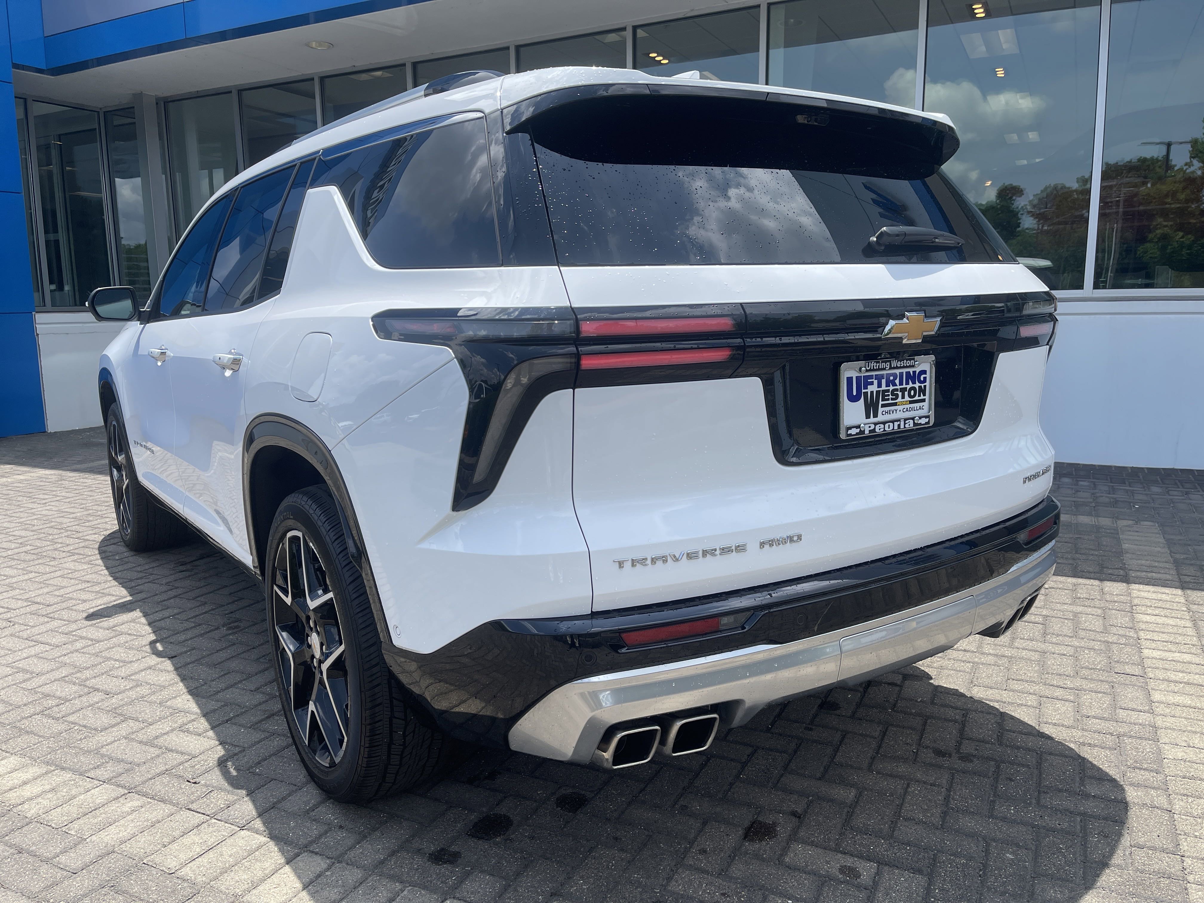 Used 2024 Chevrolet Traverse RS image 3