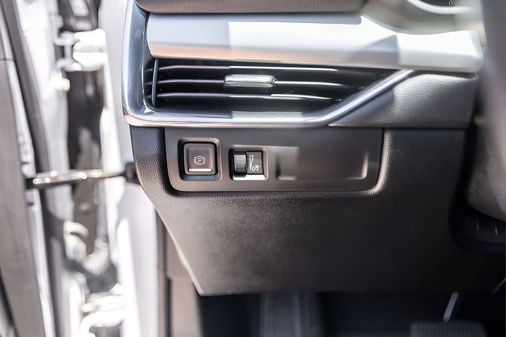 Used 2020 Cadillac XT4 Premium Luxury w/ Cold Weather Package FWD image 15