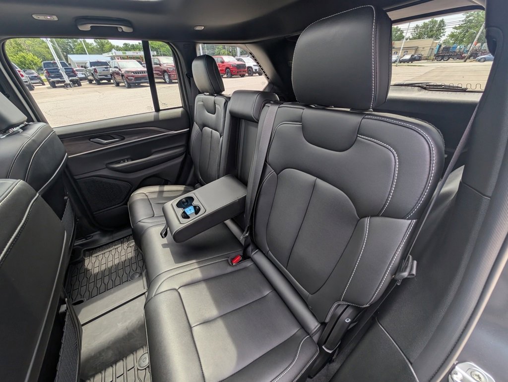 Used 2024 Jeep Grand Cherokee Limited image 17