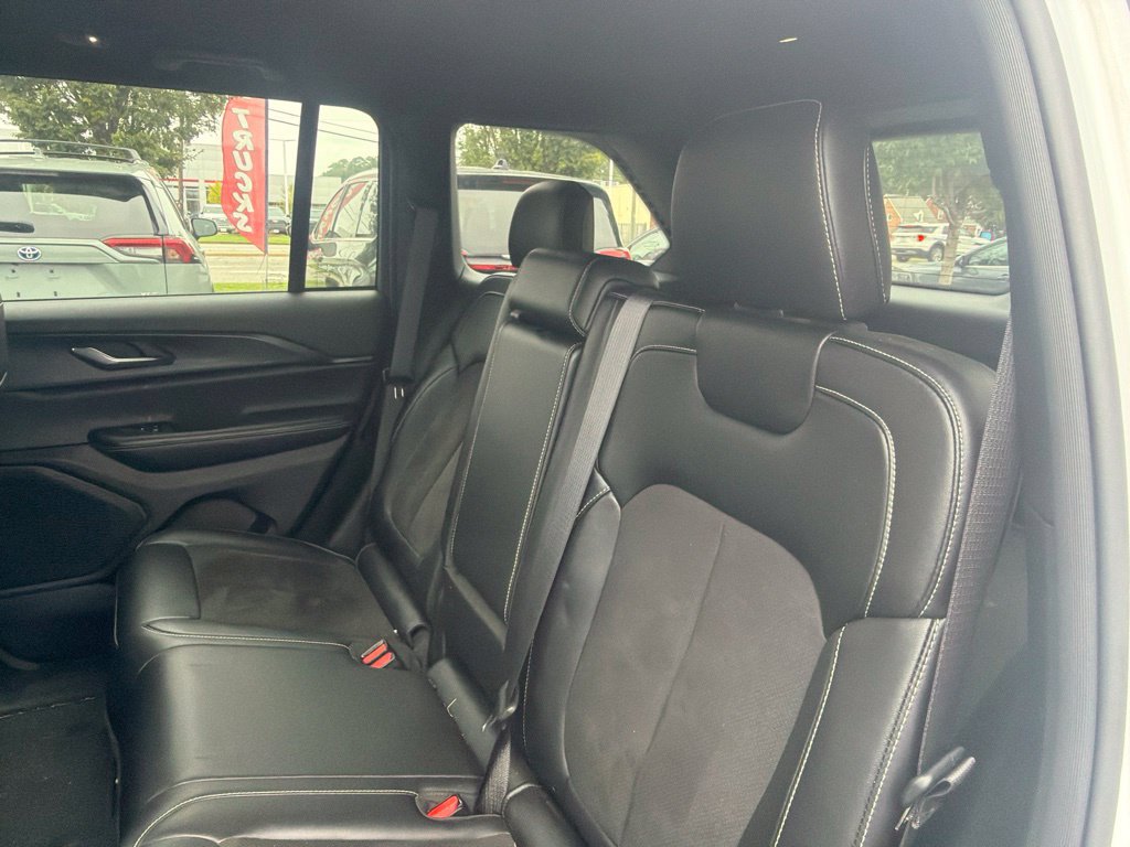 Used 2024 Jeep Grand Cherokee Altitude AWD/4WD image 12