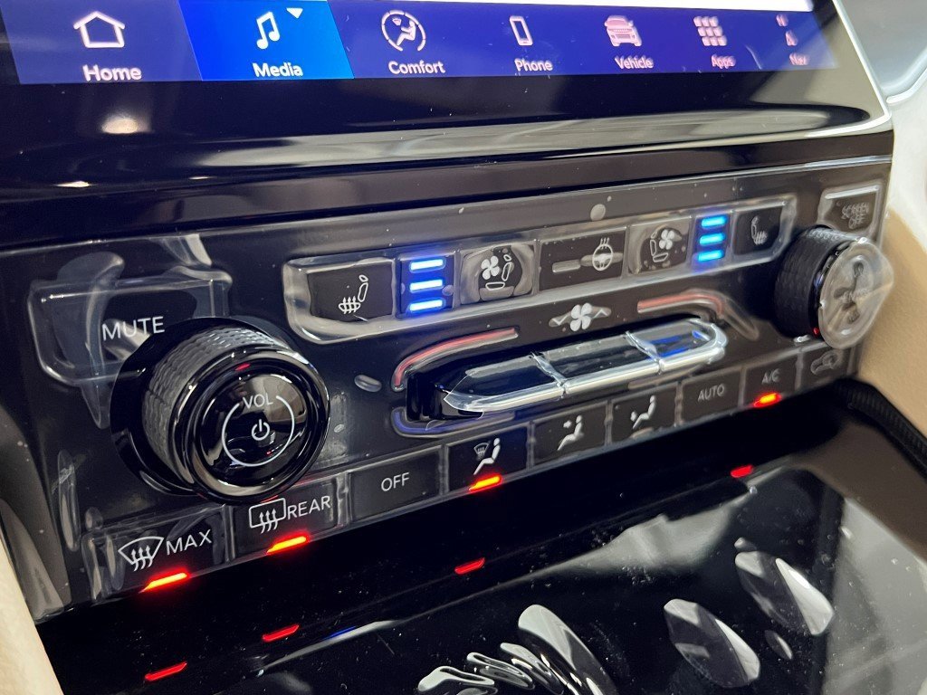 New 2025 Jeep Grand Cherokee Limited w/ Luxury Tech Group II image 23