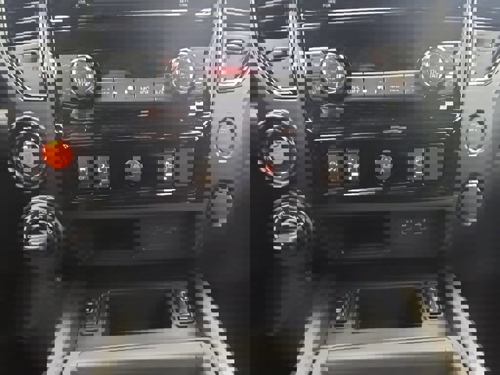 Used 2024 Nissan Titan SV w/ SV Bronze Edition Package image 22