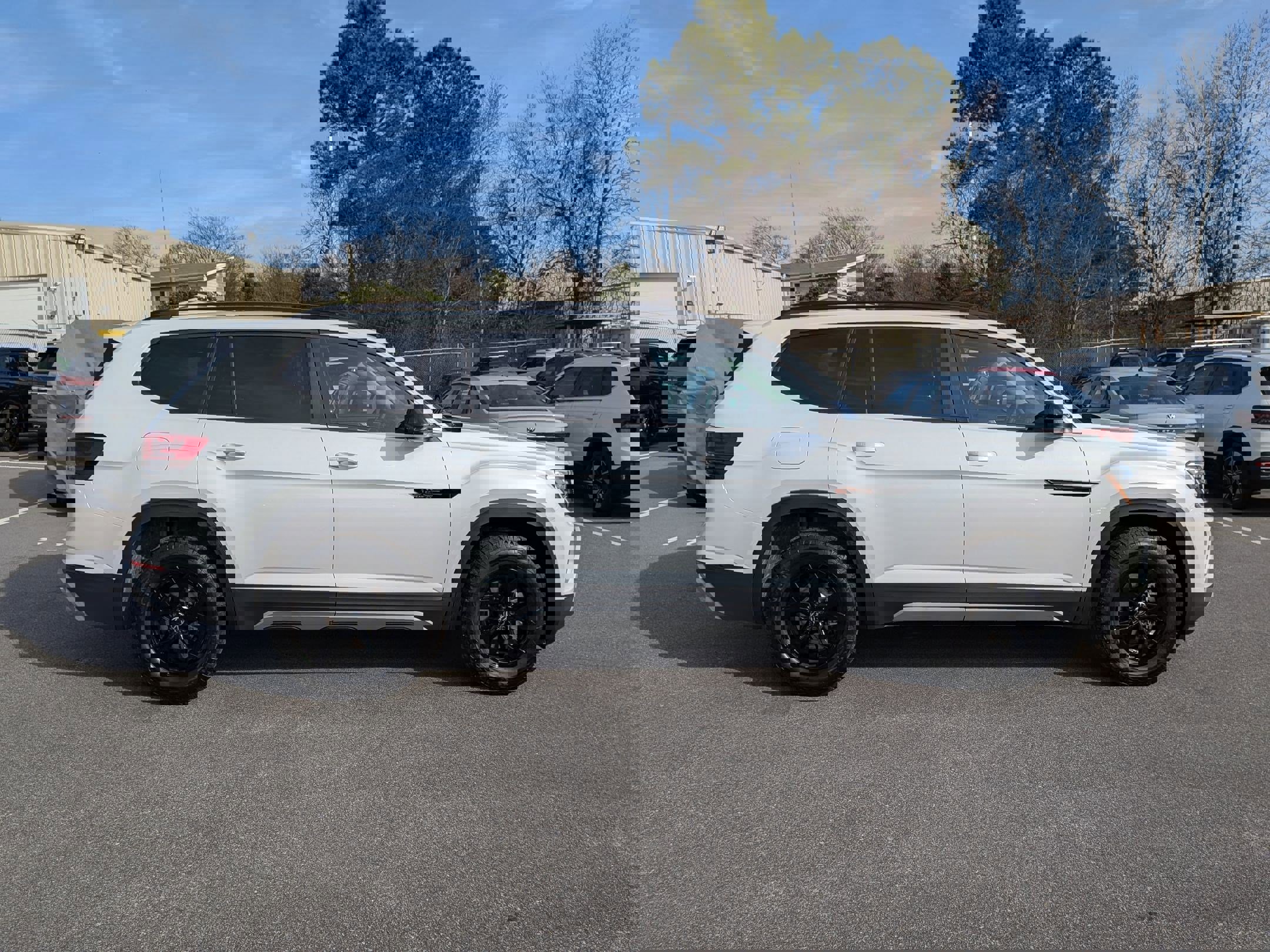 New 2026 Volkswagen Atlas Peak Edition image 2