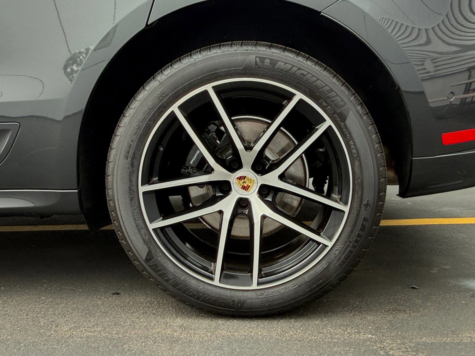 Certified 2025 Porsche Macan AWD/4WD image 10