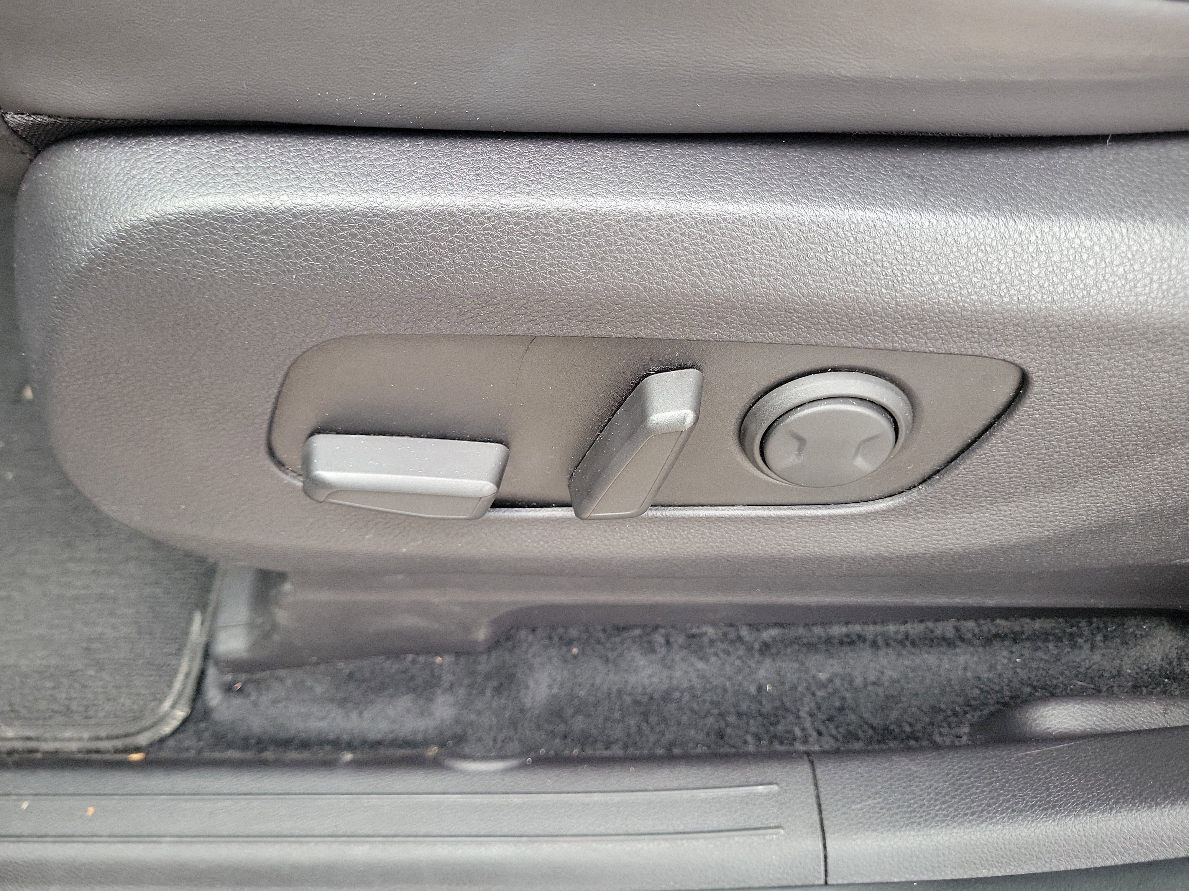 Used 2023 Kia Carnival EX FWD image 24