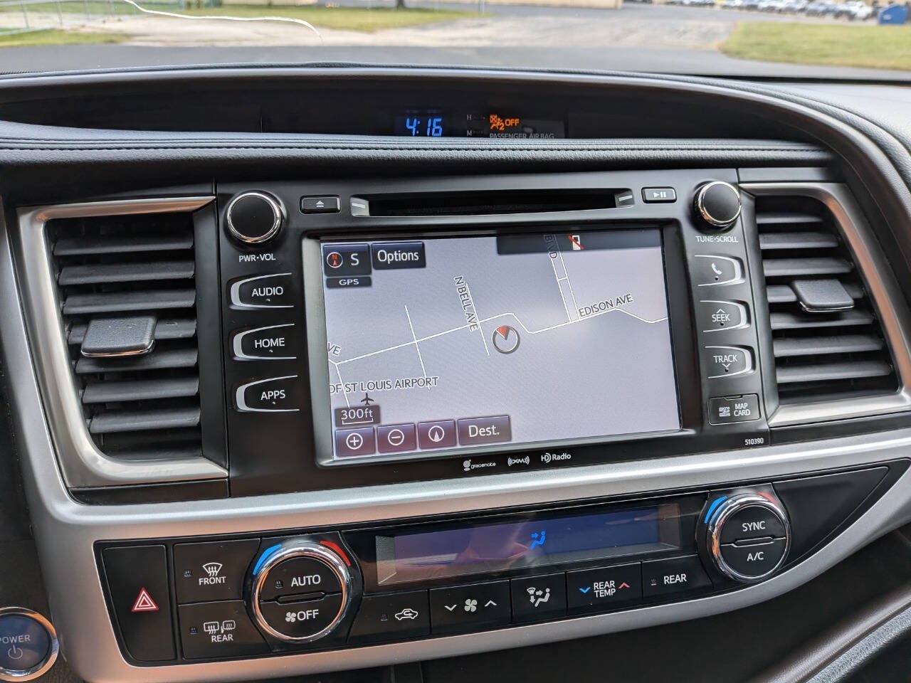 Used 2019 Toyota Highlander XLE AWD/4WD image 14