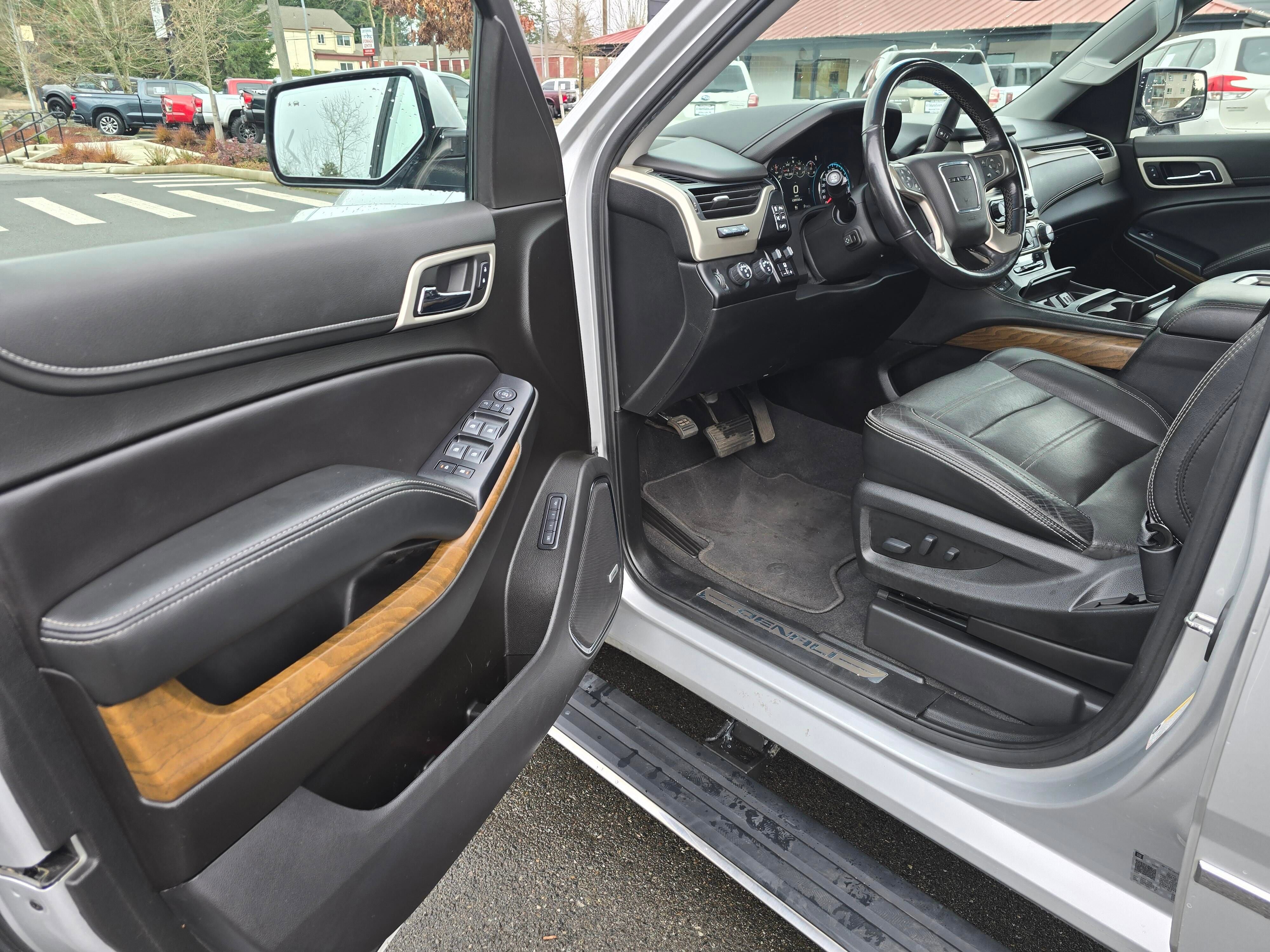 Used 2020 GMC Yukon XL Denali w/ Denali Premium Package image 27