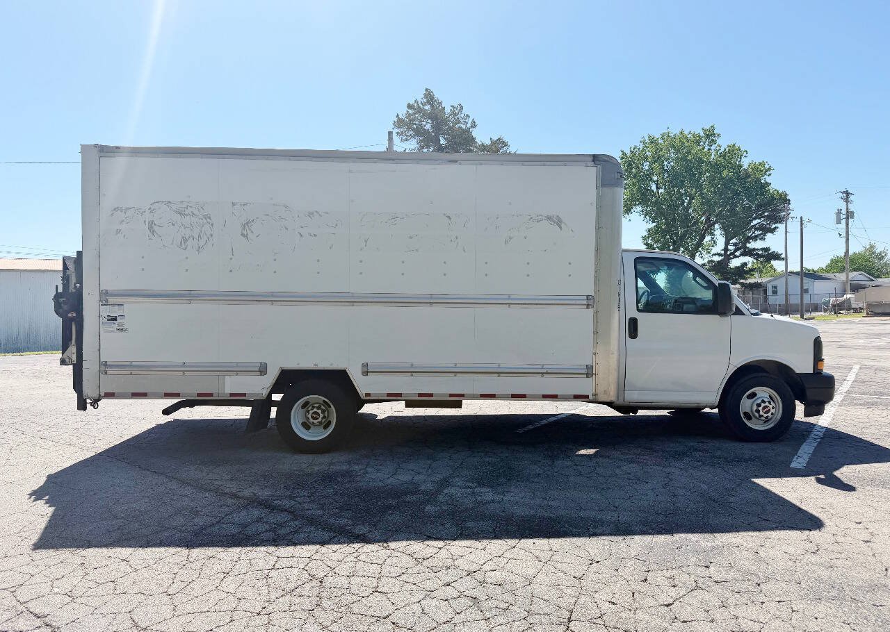 Used 2017 GMC Savana 3500 Extended RWD image 4