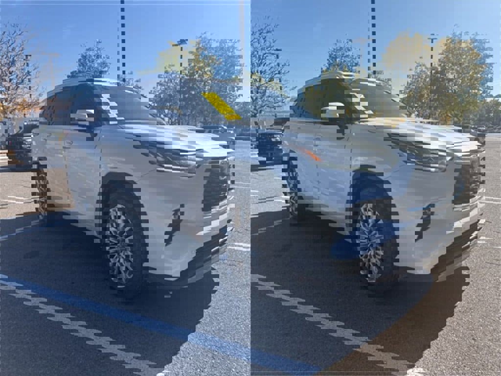 Used 2024 Toyota Highlander LE