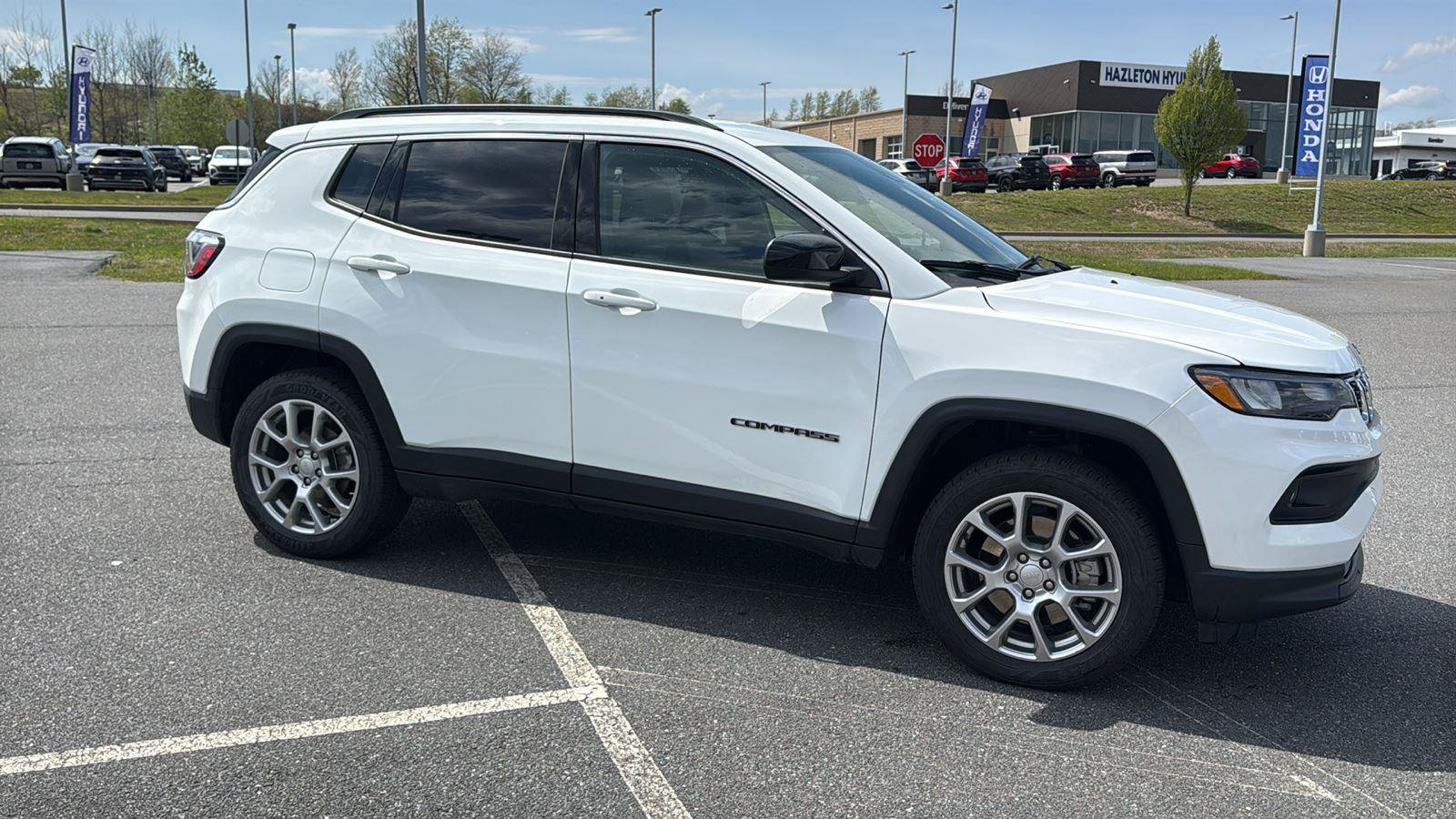 Used 2024 Jeep Compass Latitude AWD/4WD image 3