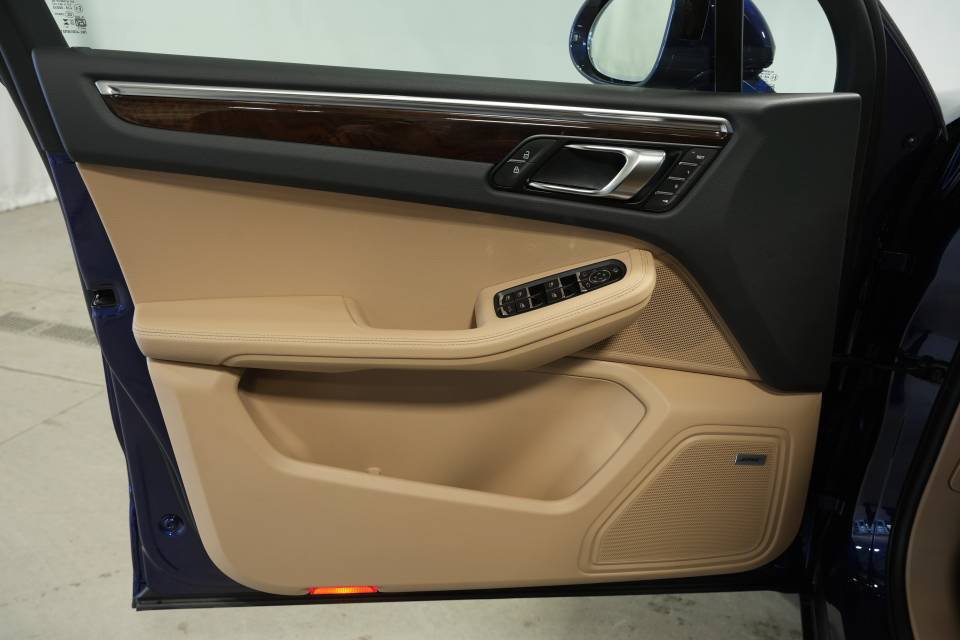 Certified 2026 Porsche Macan AWD/4WD image 25