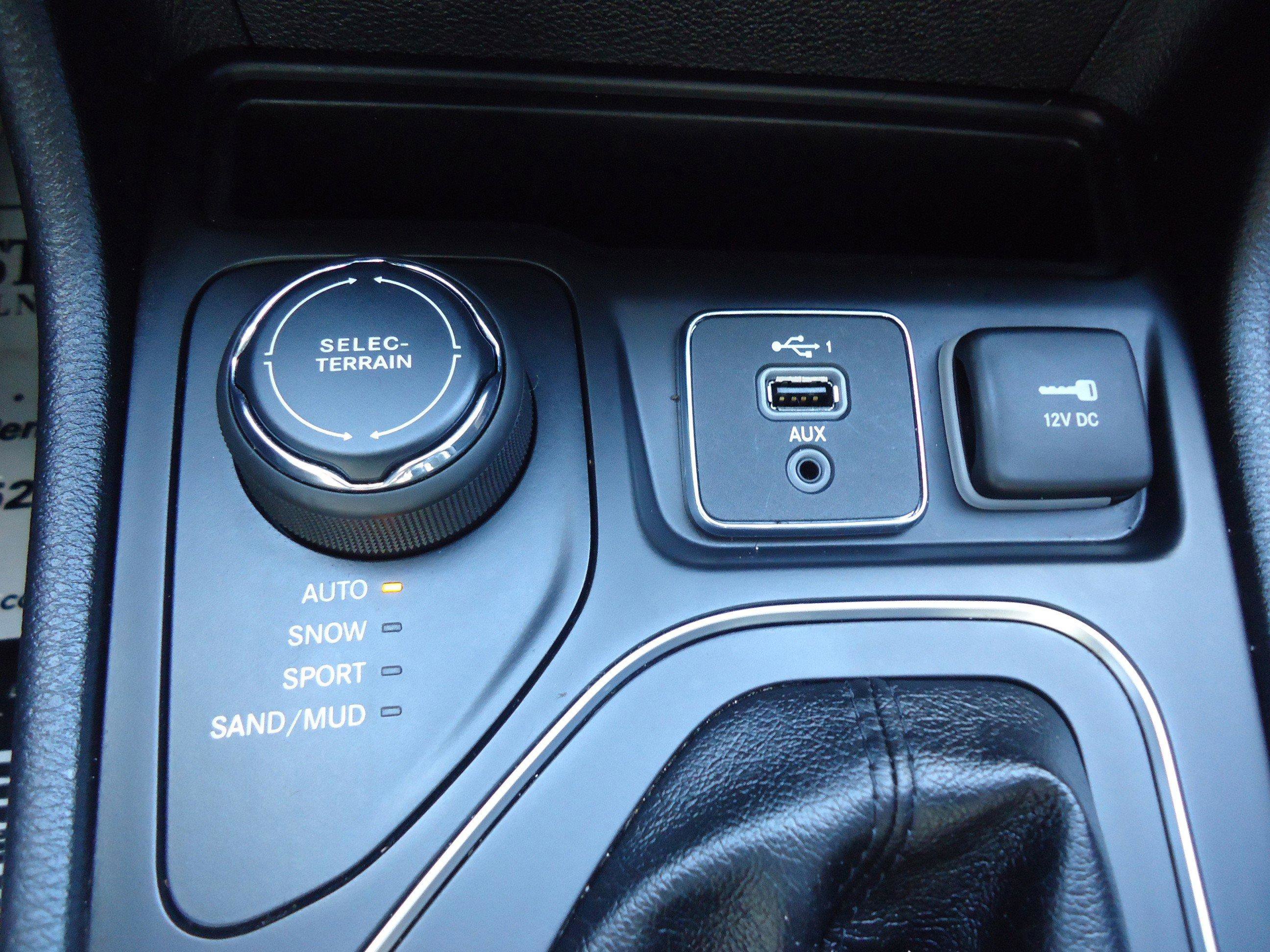 Used 2020 Jeep Cherokee Latitude Plus w/ Cold Weather Group image 21