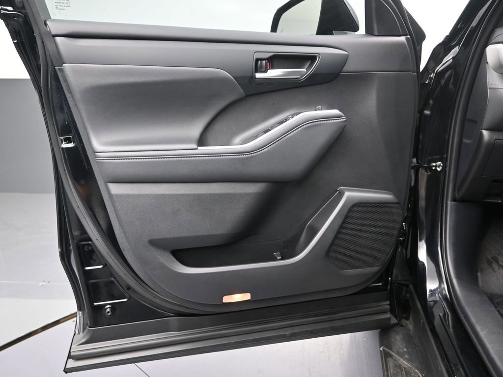 Used 2024 Toyota Highlander XSE image 11