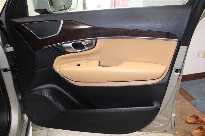 Used 2017 Volvo XC90 T5 Momentum AWD/4WD image 30