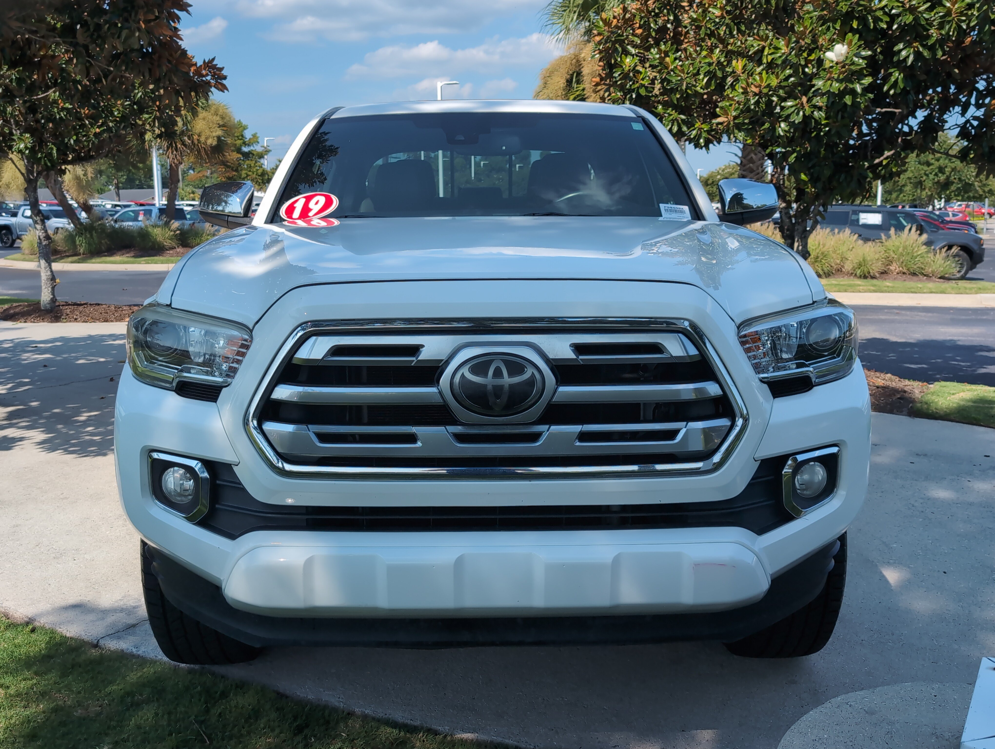 Used 2019 Toyota Tacoma Limited AWD/4WD image 3