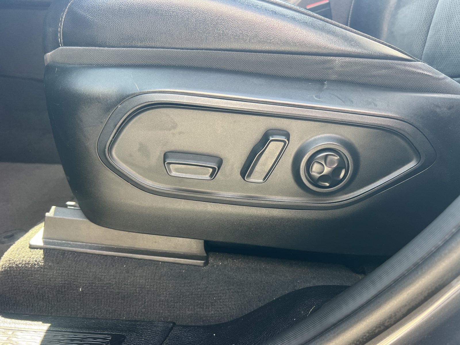 Used 2023 Jeep Grand Cherokee L Laredo AWD/4WD image 25