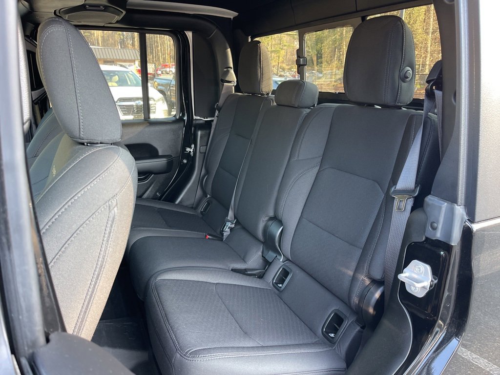 Used 2022 Jeep Gladiator Overland w/ Cold Weather Group image 21