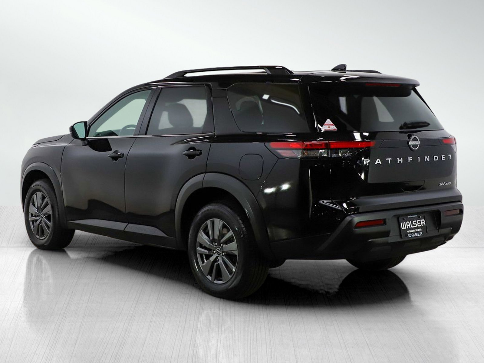 Used 2024 Nissan Pathfinder SV image 3