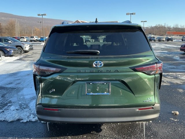 Used 2024 Toyota Sienna LE image 6