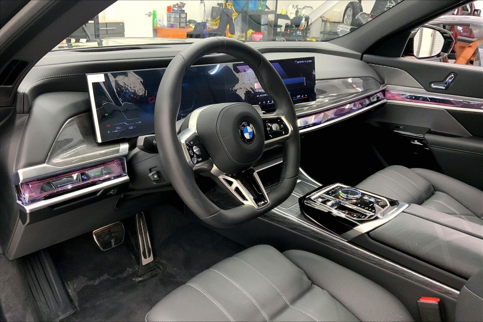 Used 2025 BMW 760i xDrive w/ Premium Package AWD/4WD image 3