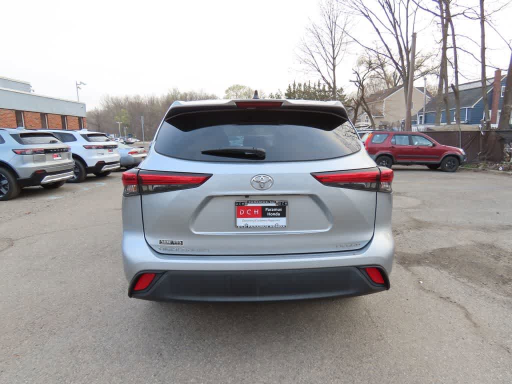 Used 2023 Toyota Highlander LE AWD/4WD image 5