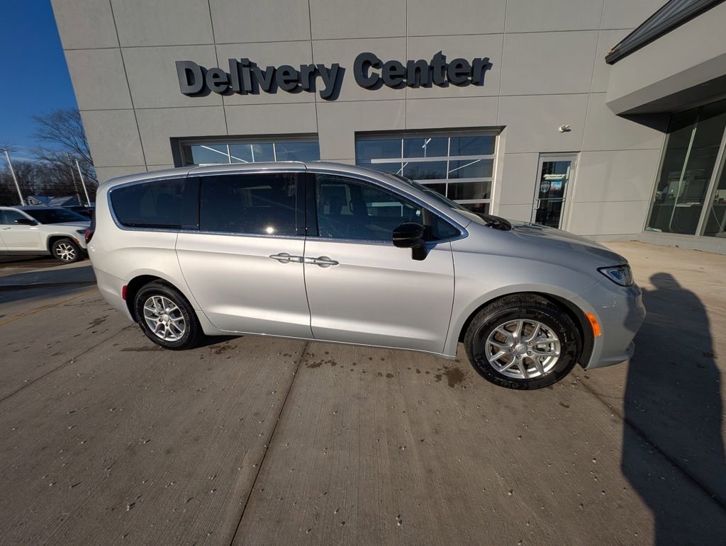 New 2026 Chrysler Pacifica Select image 4