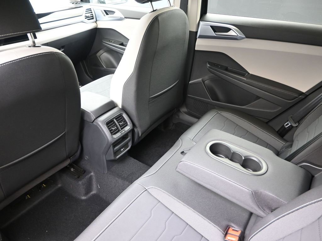 New 2025 Volkswagen Taos SE image 18