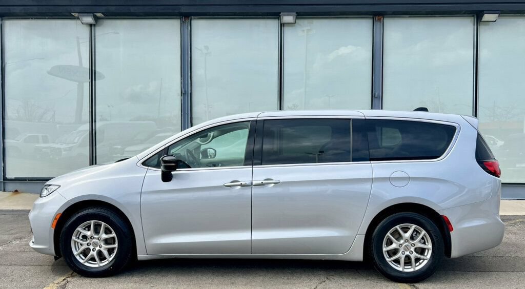 Used 2024 Chrysler Pacifica Touring-L FWD image 2