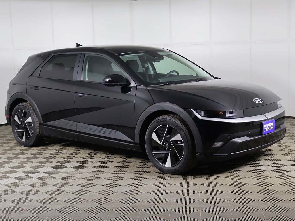 Used 2025 Hyundai Ioniq 5 SE RWD image 2