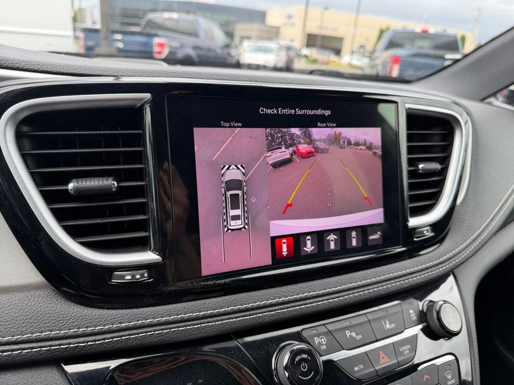 Used 2023 Chrysler Pacifica Limited w/ Uconnect Theater Family Group FWD image 17