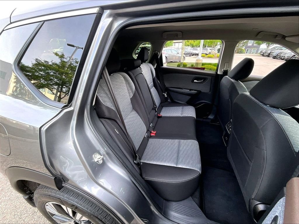 Used 2023 Nissan Rogue SV AWD/4WD image 16