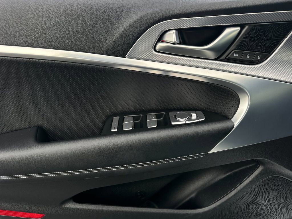 Used 2023 Genesis G70 3.3T image 12