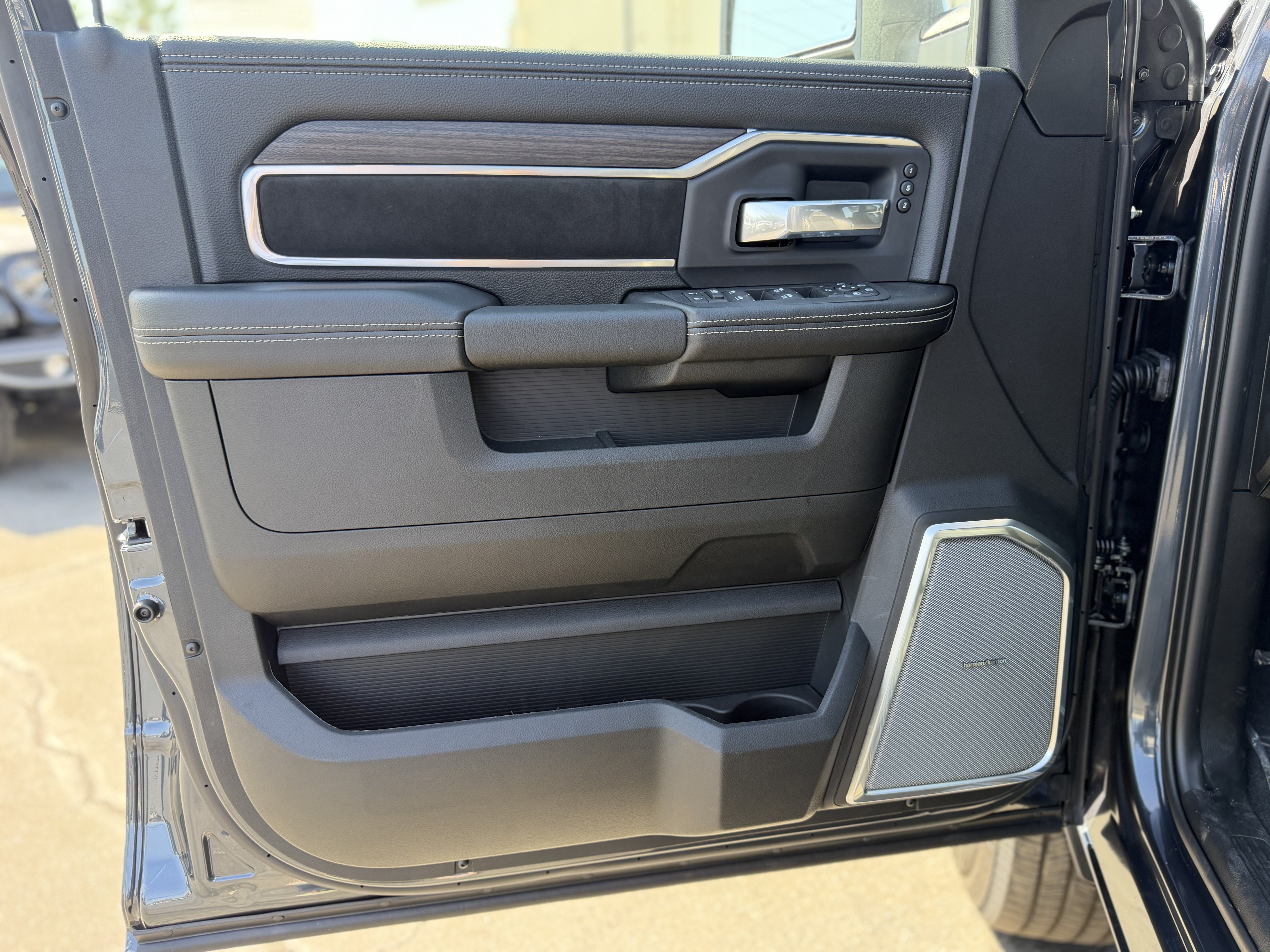 New 2026 RAM 2500 Laramie AWD/4WD image 18